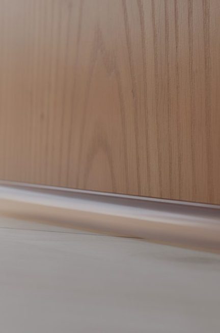 découvrez des astuces efficaces pour empêcher l'air de passer sous une porte, améliorer l'isolation de votre intérieur et économiser de l'énergie.