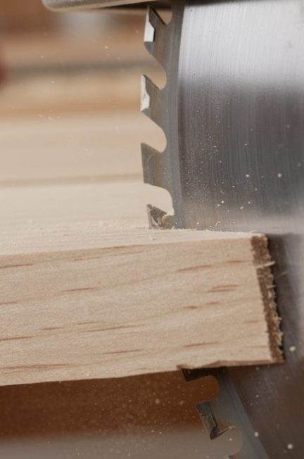découvrez nos conseils pour éviter que la lame de votre scie ne brûle le bois lors de la coupe, afin d'obtenir des découpes nettes et précises sans endommager vos matériaux.