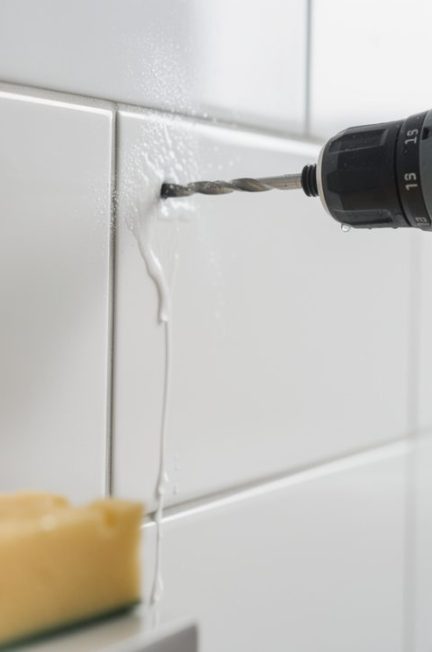 découvrez nos conseils pratiques pour percer du carrelage sans le casser, avec les bons outils et techniques à adopter pour un résultat propre et précis.