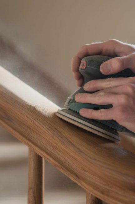 découvrez quel outil choisir pour poncer efficacement une rampe d’escalier en bois et obtenir une finition lisse et parfaite.