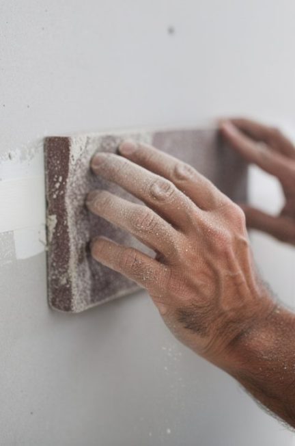 découvrez nos conseils pratiques pour poncer des bandes de placo proprement et obtenir une finition lisse et impeccable.