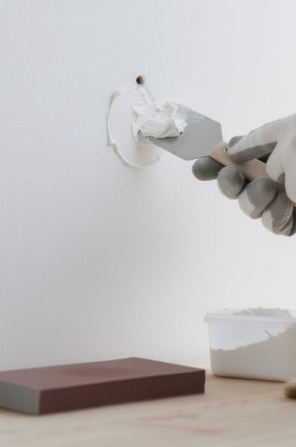 découvrez nos conseils pratiques et faciles pour reboucher un trou dans un mur proprement, avec des étapes simples à suivre pour un résultat impeccable.