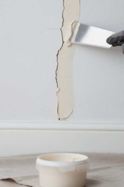 découvrez des astuces simples et efficaces pour réparer une fissure dans un mur intérieur, avec des conseils étape par étape adaptés à tous les niveaux de bricolage.