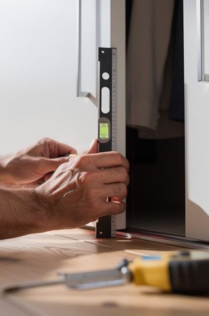 découvrez les meilleurs outils pour aligner facilement vos portes de placard et assurer une installation parfaite et durable.
