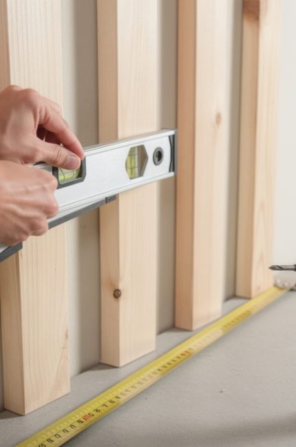 découvrez les meilleurs outils pour poser facilement des tasseaux décoratifs au mur et réussir votre décoration intérieure avec précision.