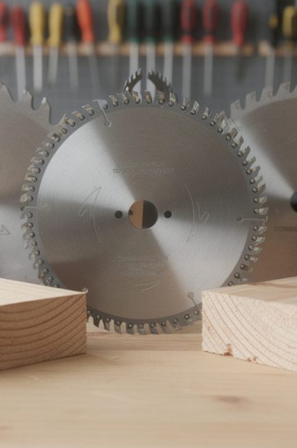 découvrez comment choisir la lame idéale pour couper du bois proprement, en fonction du type de bois et de la finition souhaitée.