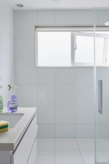 découvrez des astuces simples et efficaces pour entretenir votre salle de bain, prévenir les traces d'humidité et éviter l'apparition de moisissures, garantissant ainsi un espace propre et sain.