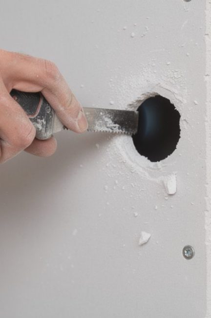 découvrez les meilleurs outils pour agrandir facilement un trou dans du placo et réussir vos travaux de rénovation avec précision.