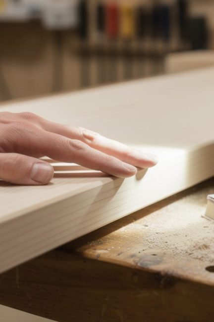 découvrez comment vérifier si un bois est assez poncé : surface lisse, toucher régulier et absence de rayures avant d’appliquer une finition.