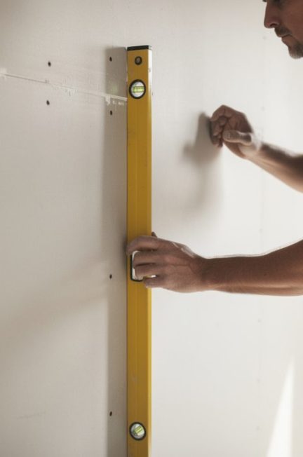 découvrez les outils adaptés pour vérifier le niveau d’une cloison et obtenir une installation droite et précise.