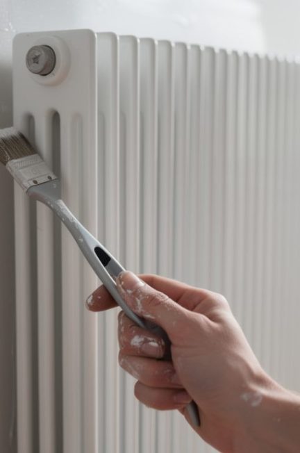 découvrez les outils adaptés pour peindre facilement derrière un radiateur et obtenir une finition propre, même dans les zones difficiles d’accès.
